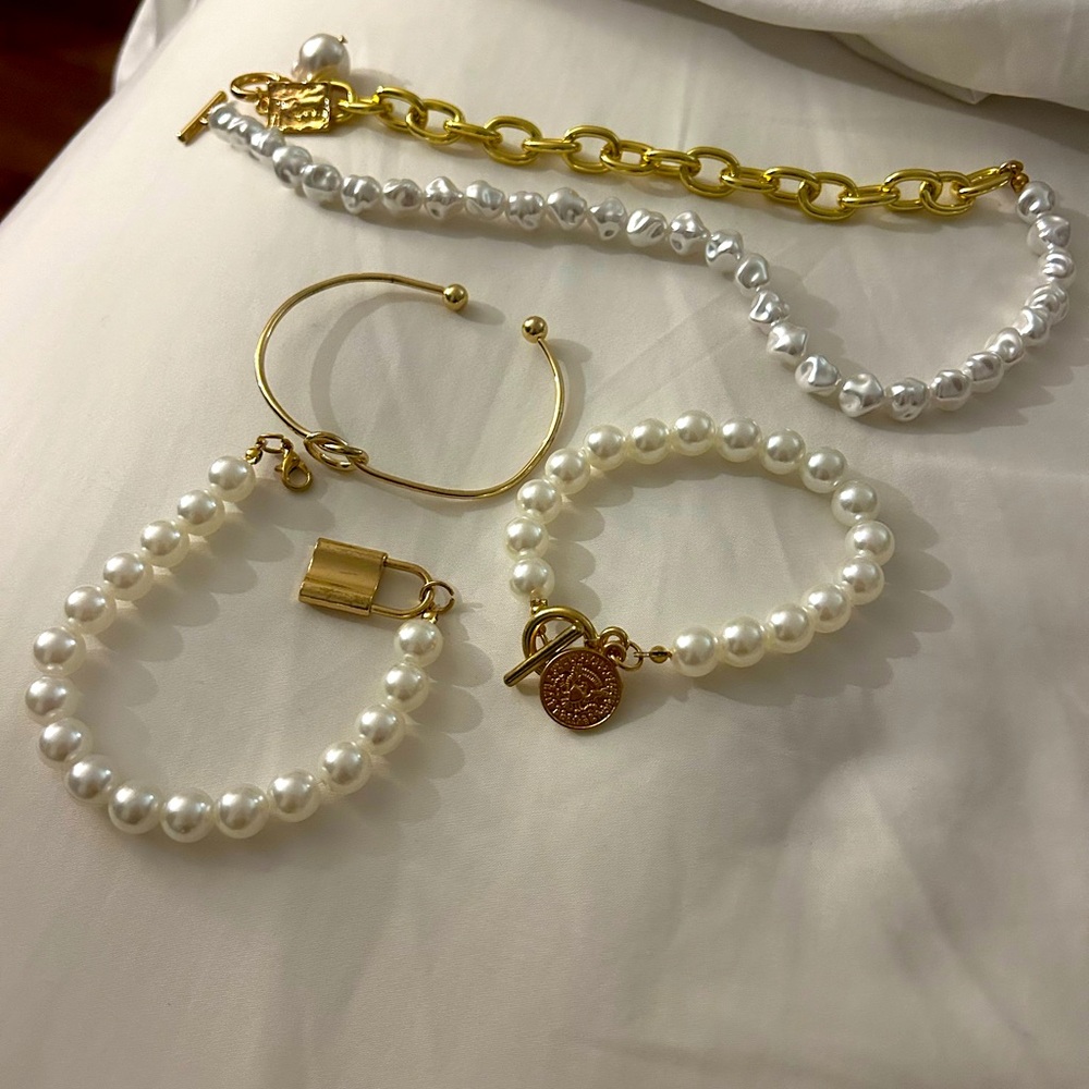 Bracelets and necklaces plated gold (5) false pearls